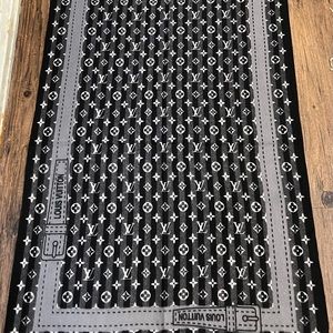 Beautiful Louis vuitton shawl.